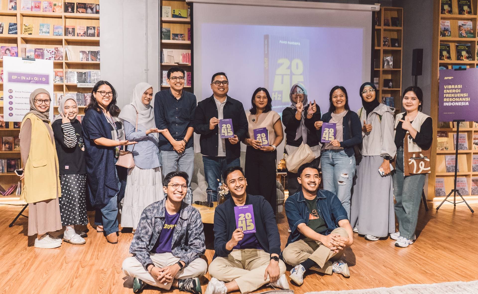 Foto bersama peserta diskusi 2045 Hz: Frekuensi Masa Depan Indonesia di Gramedia Jalma