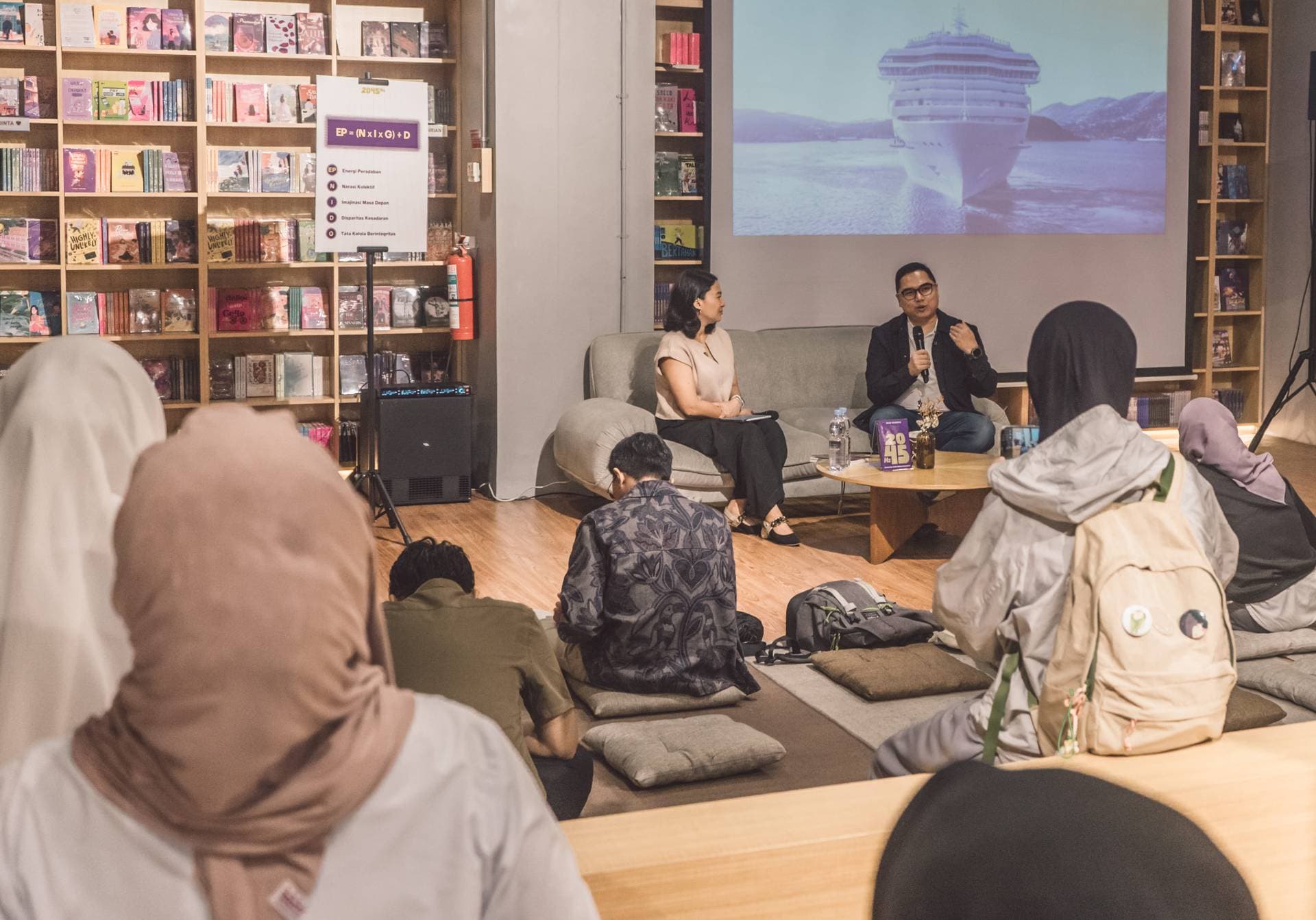 Fahd Pahdepie sedang menyampaikan materi buku 2045 Hz: Frekuensi Masa Depan Indonesia