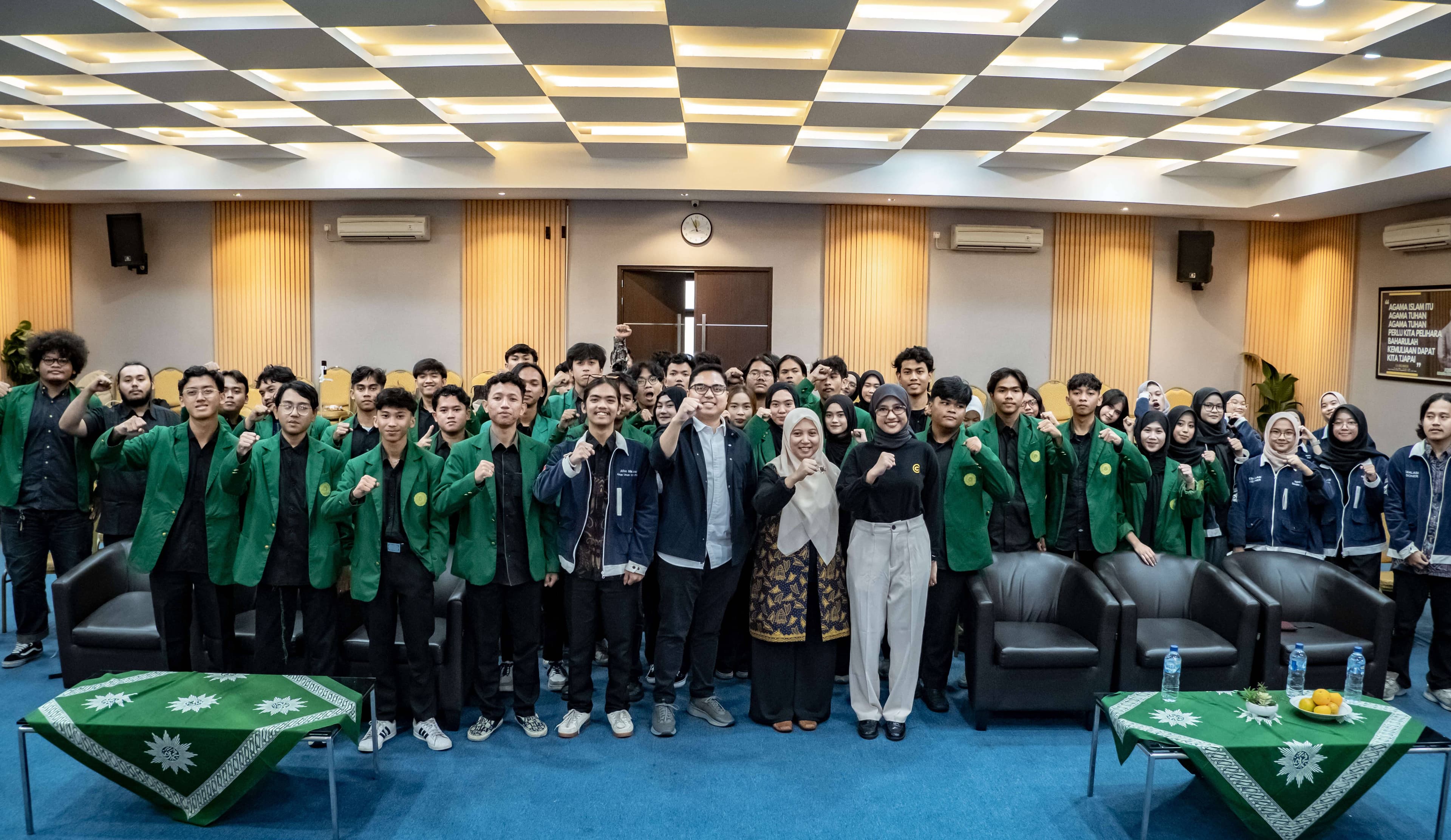 Fahd Pahdepie (tengah) berfoto bersama peserta acara Latihan Kepemimpinan Masa Depan Indonesia