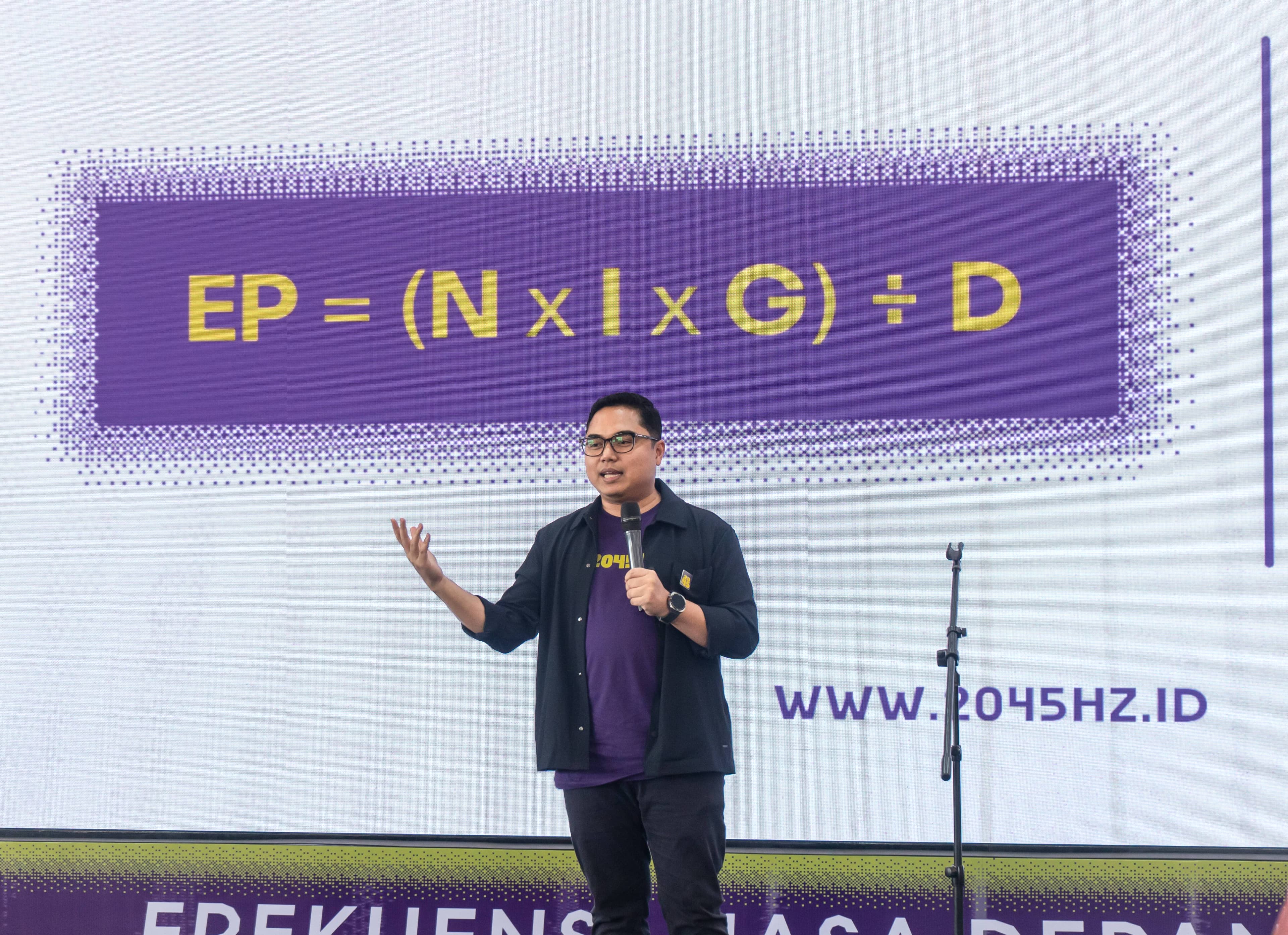 Fahd Pahdepie sedang memaparkan rumus Energi Peradaban (EP)