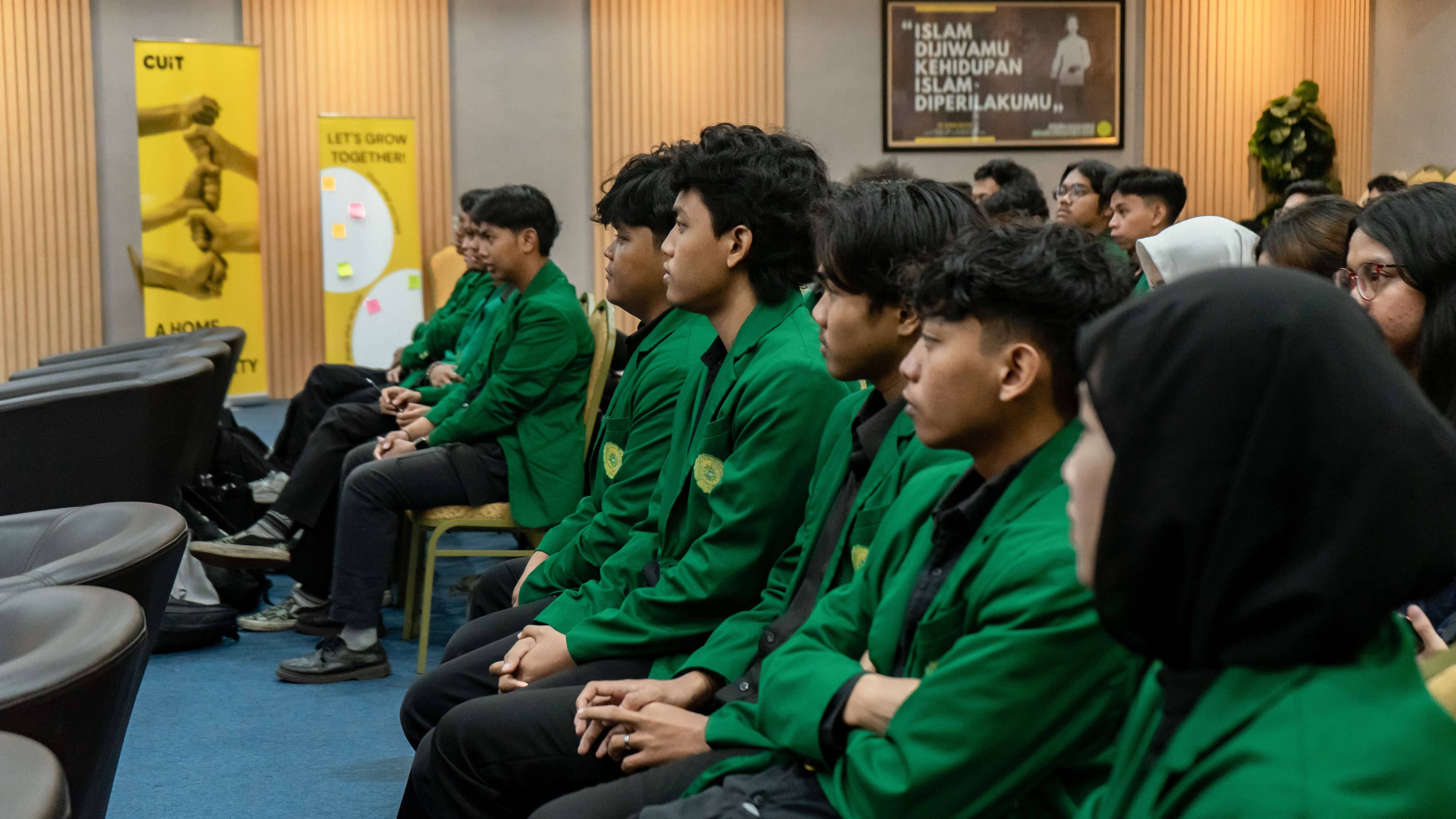 Para mahasiswa sedang memperhatikan pemaparan dari Fahd Pahdepie tentang Paradigma Kepemimpinan Masa Depan Indonesia dengan antusias